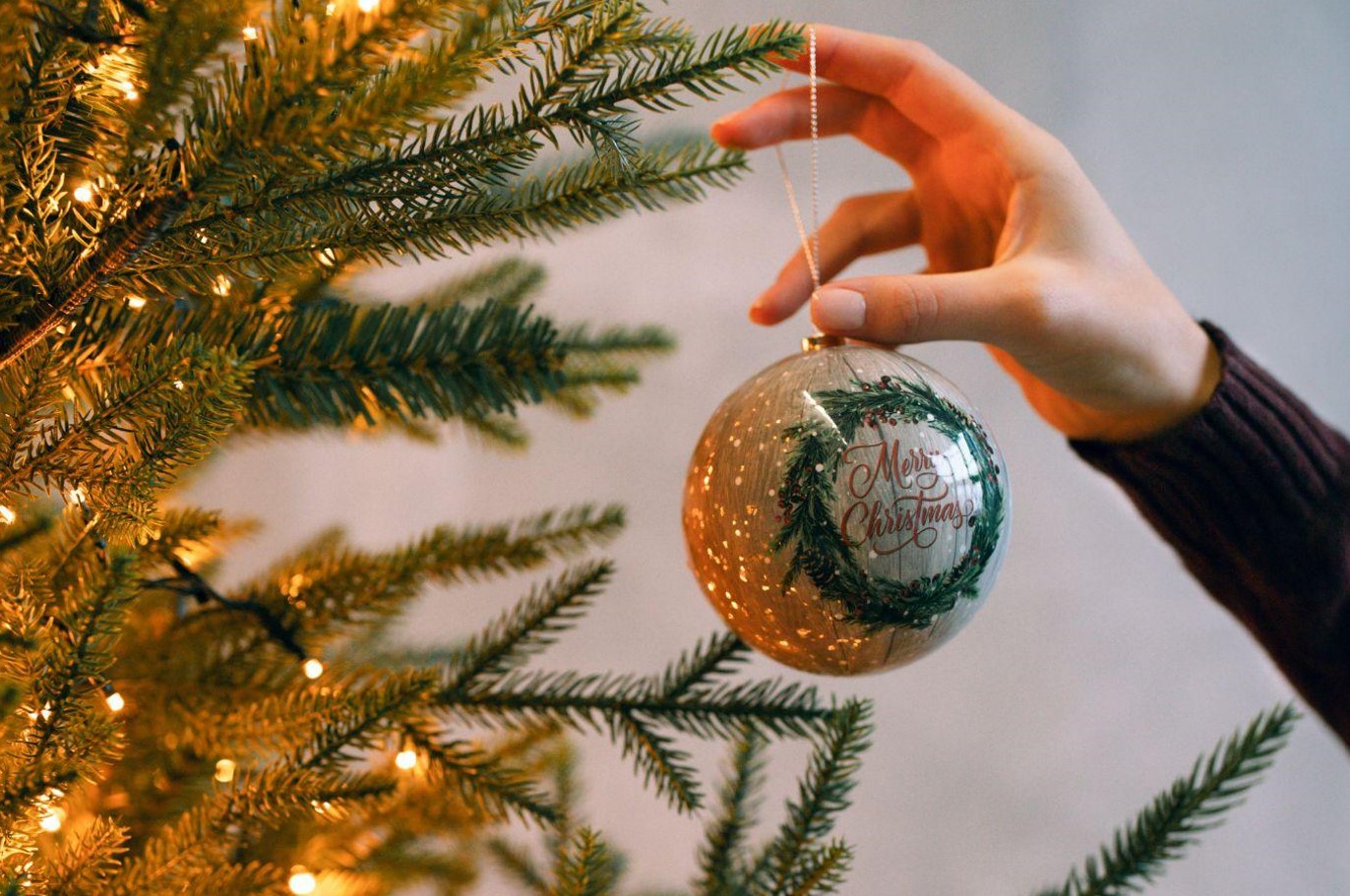 How to Choose the Perfect Christmas Tree Skirt